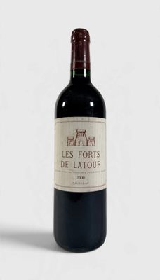 une bouteille de vin posée sur une table