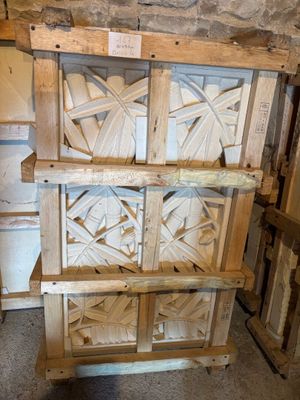 une armoire en bois recouverte d'une grande quantité de bois