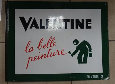 une affiche accrochée au mur sur laquelle on peut lire « Valentine La Belle Peinture »