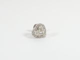 gros plan d'une bague en diamant sur une surface blanche