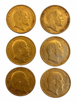 six types différents de souverains d'or sur fond blanc