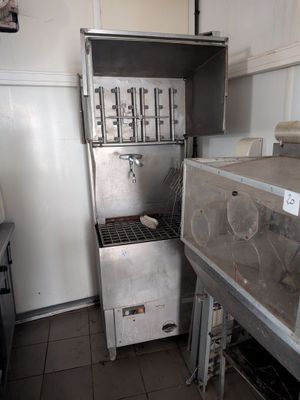 une image d'une cuisine avec une cuisinière et un réfrigérateur