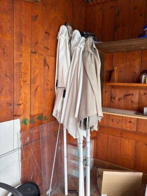 Le contenu d'un hall d'entrée : 5 parasols, décorations de N…