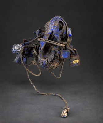 une image représentant un objet bleu et noir entouré d'une chaîne