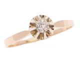 gros plan d'une bague en diamant sur fond blanc