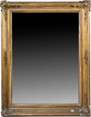 un miroir ancien dans un cadre doré sur fond noir