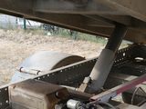 un camion équipé d'un gros moteur à l'arrière