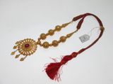 une paire de colliers dorés et rouges ornés de pompons, sur un fond blanc