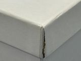 une boîte blanche fêlée posée sur une table