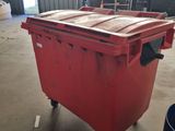 une grande boîte rouge qui se trouve dans un garage