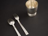 deux fourchettes, une cuillère et une tasse sur la table