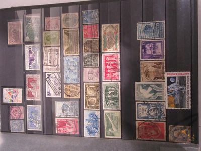 une photo d'une collection de timbres exposée sur un mur