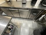 un plan de travail en inox équipé d'un micro-ondes et d'une cafetière