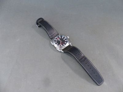 une montre posée sur une table
