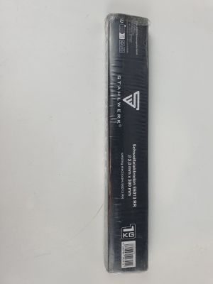 une photo d'un tube de mascara posé sur une surface blanche