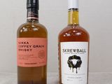 deux bouteilles de whisky posées l'une à côté de l'autre sur une table