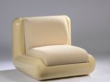 une chaise beige posée sur une surface blanche