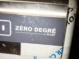 a sign that says zero degree on the side of a toilet