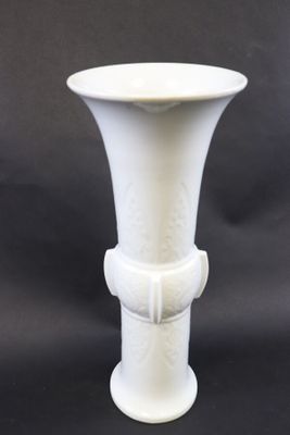 une image représentant un vase blanc sur fond noir