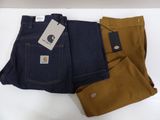 un gros plan d'un pantalon posé sur une surface blanche