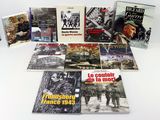 plusieurs livres posés sur une table, sur fond blanc, accompagnés d'une photo en noir et blanc représentant des soldats