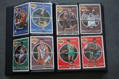 Plusieurs cartes de basket-ball sont empilées les unes sur les autres sur une table