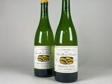 deux bouteilles de vin posées l'une à côté de l'autre sur une table