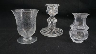 Baccarat : un bougeoir (H 16cm) , un petit vase octogonal (é…