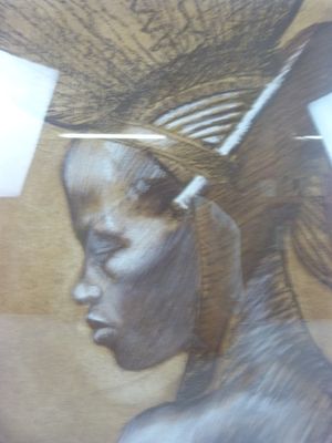 une photo d'une femme avec une plume sur la tête