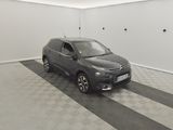 la voiture est garée dans le garage sur le sol en damier