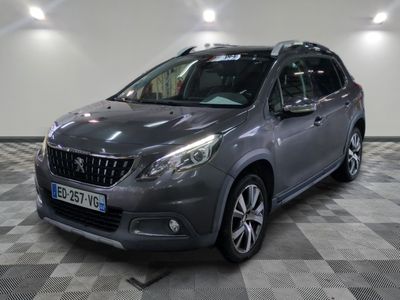 la voiture grise est garée sur un sol en damier dans le garage