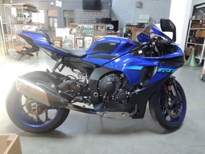 une moto bleue garée dans un garage