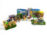 beaucoup de jouets posés sur une surface blanche
