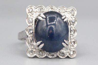Bague en or ornée d’un cabochon de saphir dans un entourage …