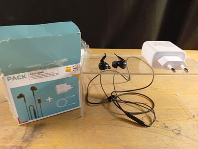 une boîte d'écouteurs et un chargeur posés sur une table