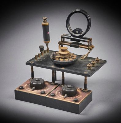 un ancien modèle de machine posé sur une table