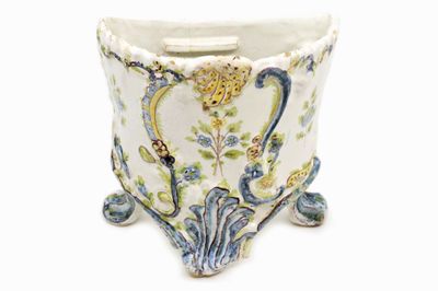 SUD-OUEST (?) - XIXe siècle Bouquetière en faïence émaillée …