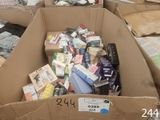 une boîte en carton remplie d'objets hétéroclites dans une pièce