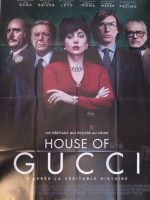 L'affiche du film « House of Gucci » est accrochée au mur.