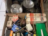 une boîte en carton remplie d'objets hétéroclites sur le sol