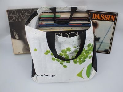 un sac fourre-tout contenant tout un tas de disques