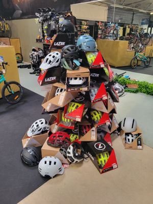 une grande pile de casques exposée dans un magasin