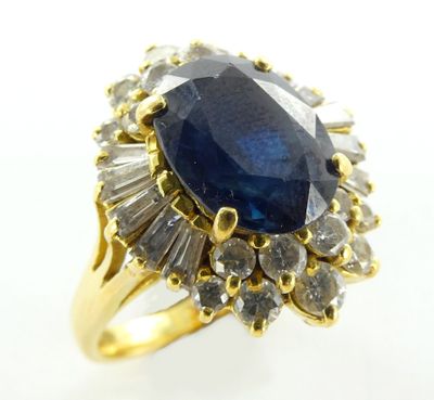 une image d'une bague en saphir et diamant sur fond blanc
