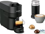 gros plan d'une tasse de café à côté d'une cafetière