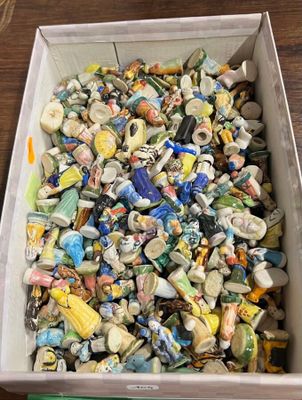 une boîte remplie d'objets assortis posée sur une table