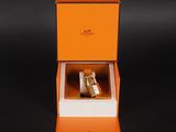 gros plan d'une boîte contenant une montre