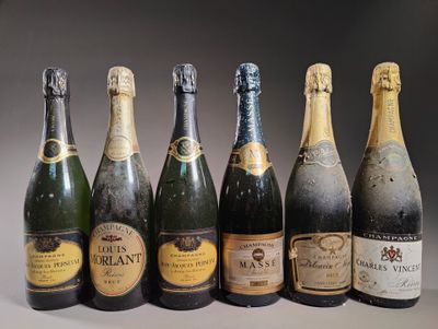 six bouteilles de champagne sont alignées sur une table