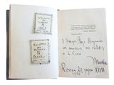 un livre sur lequel figurent quelques mots et l'image d'un timbre