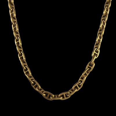 un collier à chaîne en or sur fond noir