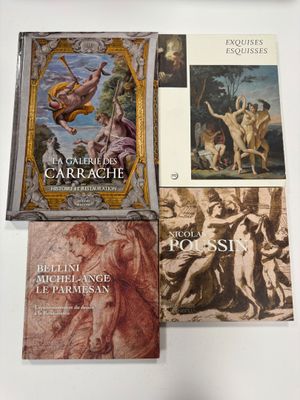 trois livres posés sur une table où se trouve une horloge, et une horloge accrochée au mur